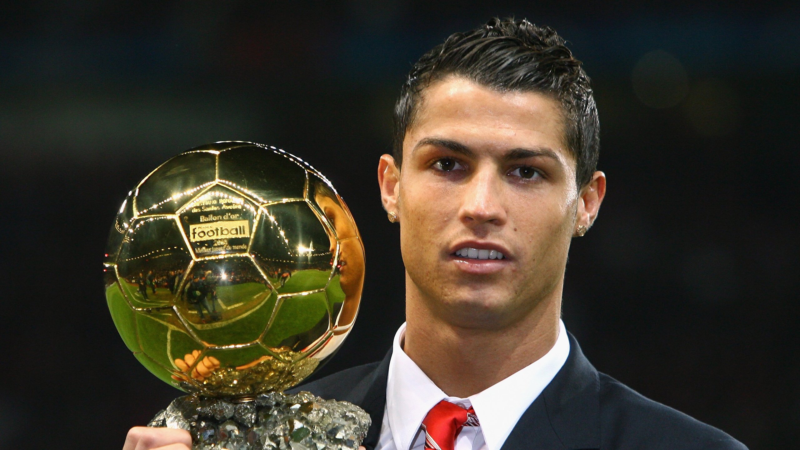 奥运烽火燃至凯旋门，本泽马三重奏奏响法兰西卫冕序曲